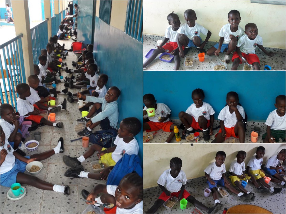 Kinderen van “onze” Nurcery school maken dankbaar gebruik van het voedsel-programma gesponsord door “Gambia for You”. Dankjewel!