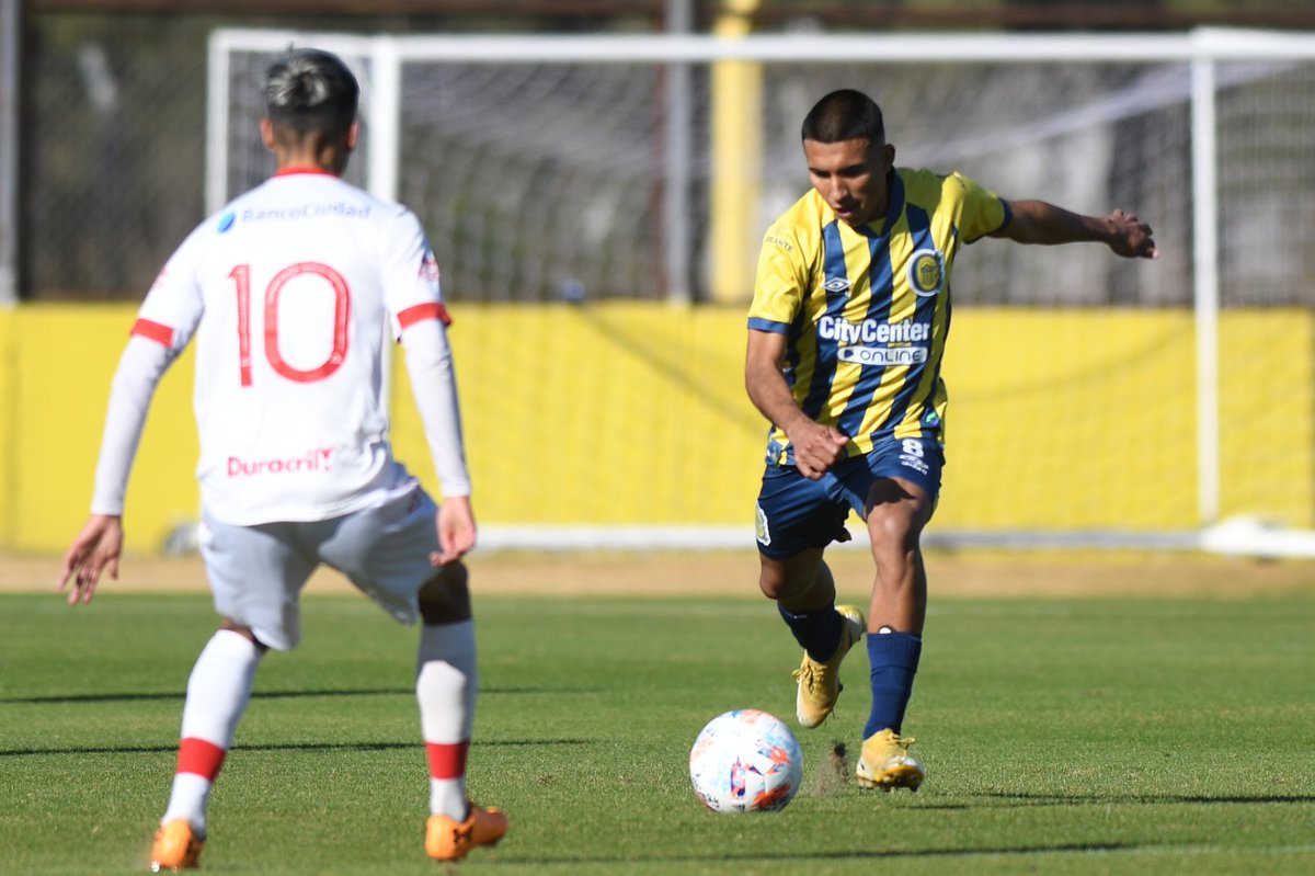 #Reserva | 🏟️⚽ Final del primer tiempo en Arroyo

#RosarioCentral comenzó perdiendo, pero lo dio vuelta con goles de Ulises Ciccioli y Rodrigo Mosqueda para el 2-1 parcial. Seguilo EN VIVO por nuestro Facebook Oficial y por <a href="/CARCPlay/">Rosario Central Play</a>

#VamosLosPibes 💪🏼🇺🇦