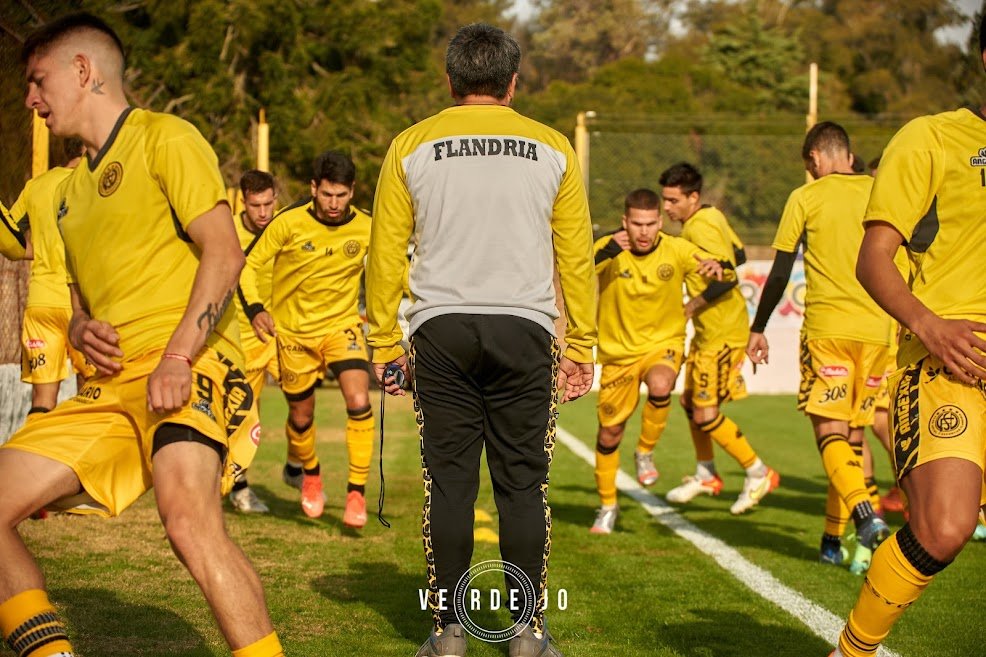 Calentando motores 🐥⚽

<a href="/CSyDFlandria/">Club Social y Deportivo Flandria</a> // <a href="/AngexiaSport/">Angexia Sport</a>