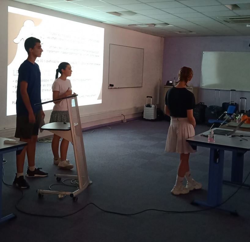 inria_sophia's tweet image. [#MathC2+] C&apos;est déjà l&apos;heure des présentations des pico-projets pour chaque équipe  !
Plein de belles idées💡comme
✅optimiser les médicaments ou les moteurs d&apos;avion
✅des appli pour identifier les piqûres d&apos;insectes ou pour anticiper et communiquer sur les séismes
BRAVO 👏 ‼️