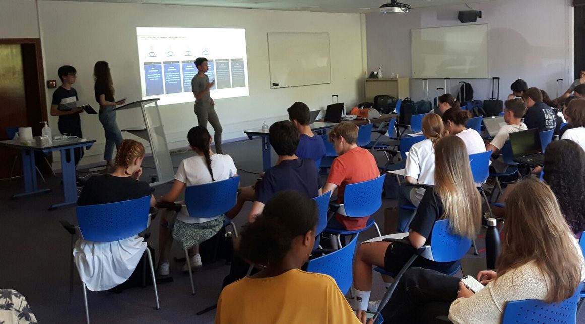 inria_sophia's tweet image. [#MathC2+] C&apos;est déjà l&apos;heure des présentations des pico-projets pour chaque équipe  !
Plein de belles idées💡comme
✅optimiser les médicaments ou les moteurs d&apos;avion
✅des appli pour identifier les piqûres d&apos;insectes ou pour anticiper et communiquer sur les séismes
BRAVO 👏 ‼️