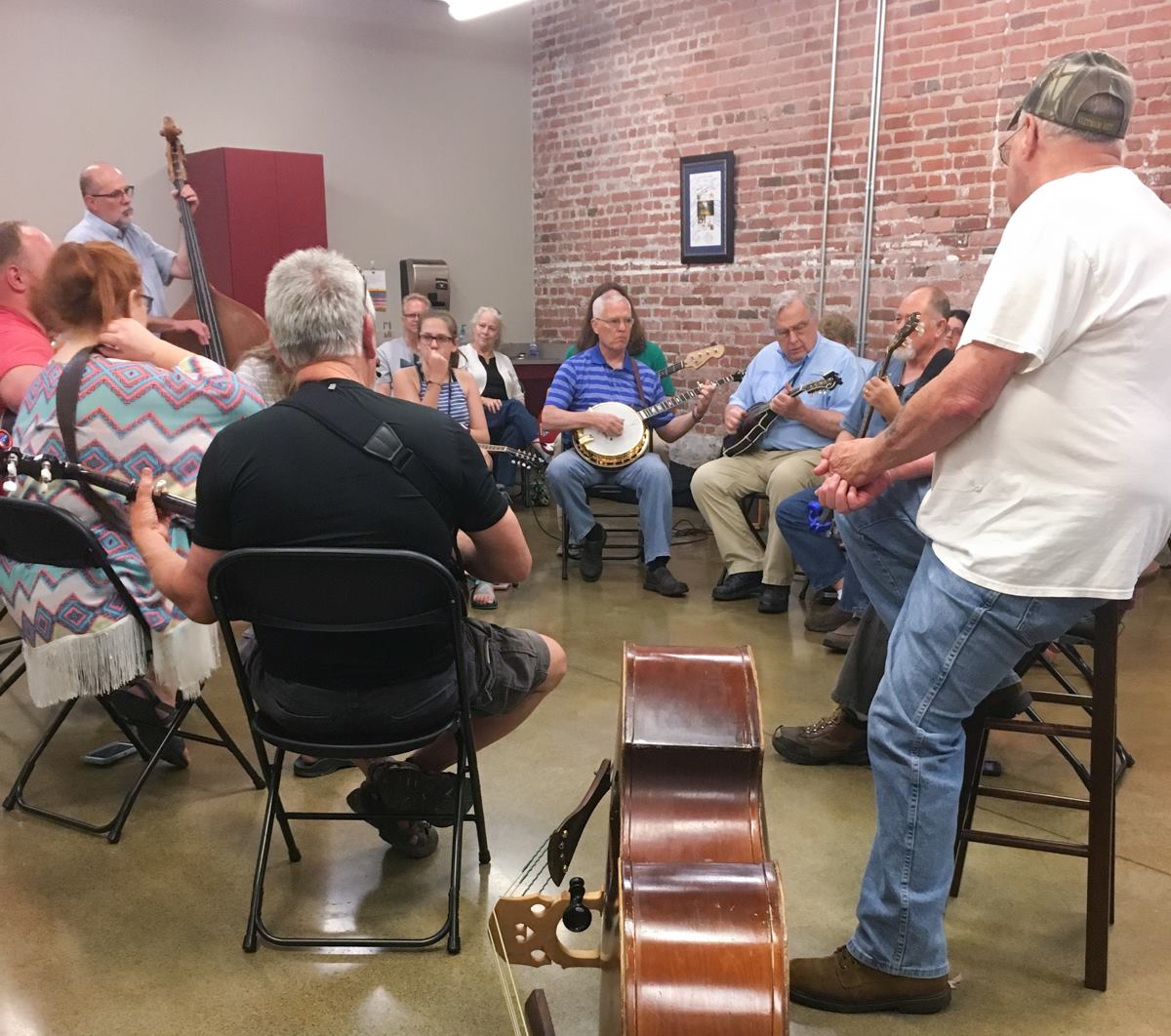 BCMBristol's tweet image. Come on down tomorrow for some good tunes and pickin' at the monthly @BCMM Community Jam!

2:00 - 5:00 PM
FREE and open to the public, all ages and skill levels welcome!
#communityjam #countrymusic #museum #birthplaceofcountrymusic #explorebristolnow #discoverbristol #livemusic