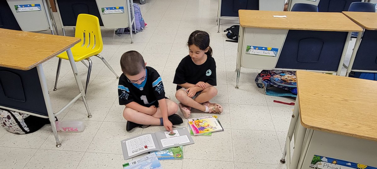 libattsmith's tweet image. Kindergarteners sharing their love of books! 💜 @Pinebrookgcsd @PettiferSuz @GreeceCentral