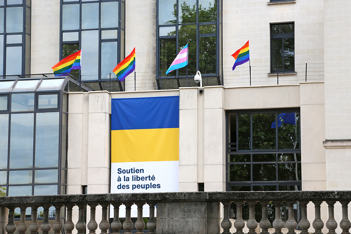 La  Marche des Fiertés a lieu ce 11/06 à #Nantes et elle se manifestera aux balcons jusqu’au 20/06 !🌈
Engagé dans la lutte contre toutes formes de discriminations, le Département soutient cette initiative de <a href="/CLGBTNantes/">NOSIG - Centre LGBTQIA+ de Nantes</a> et arbore les couleurs de l’arc-en-ciel 🏳️‍🌈
#loveislove