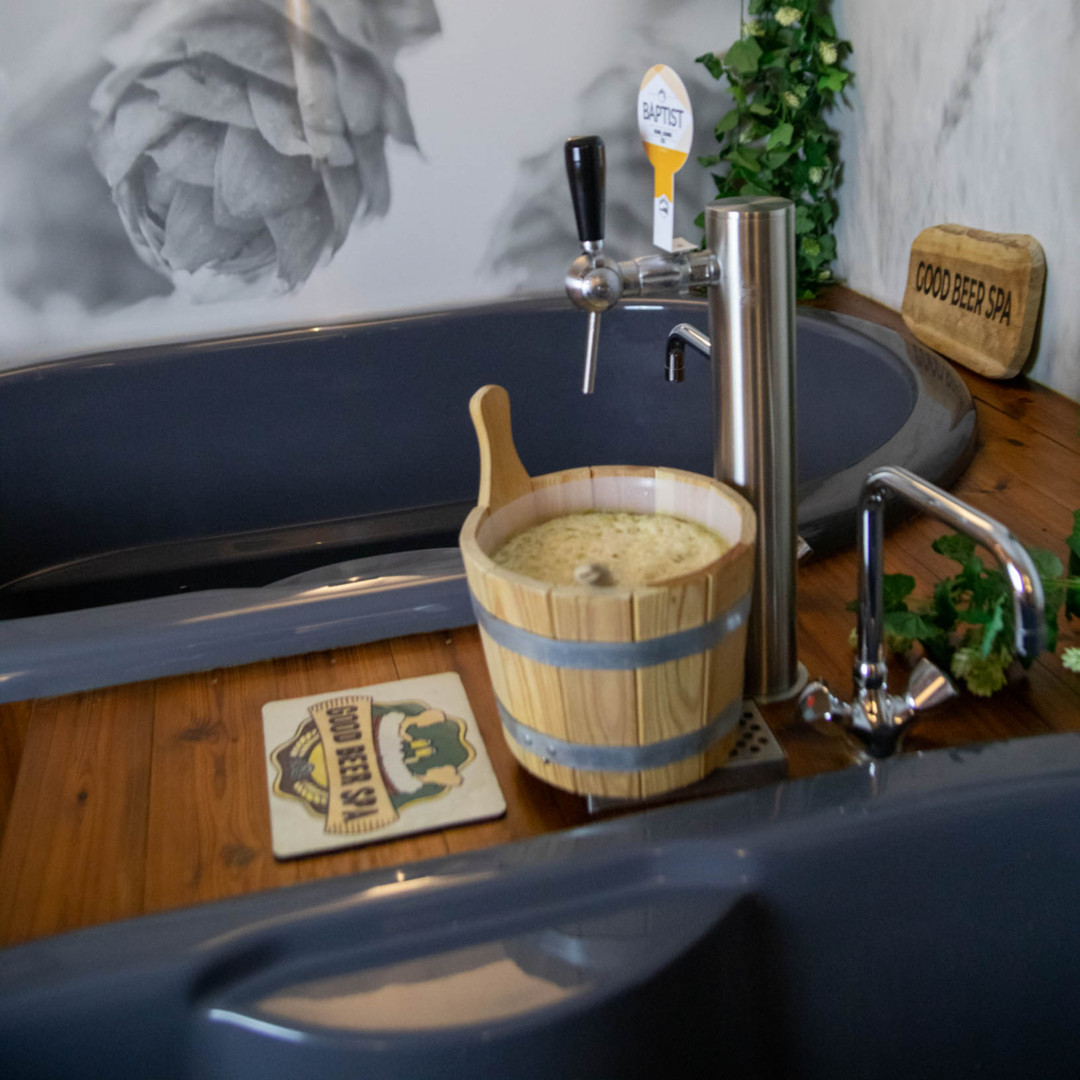 SpaBeer's tweet photo. It's Friday, it's time to treat yourself and why not book a session in our beer spa 🍺🍺🍺
▶️https://t.co/ycolVk7dw1
#goodbeerspa #brussels #wellness #enjoy #relaxingtime #goodforskin #goodforhair #spa #bier #beer #biere #visitbrussels #madou https://t.co/8oiTstaTat