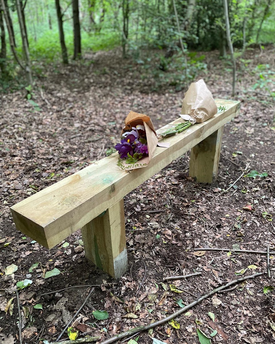 ClemsGardenHQ's tweet photo. #communityisfamily In #cowcliffe the community has added โfriendshipโ benches in the woods and park to encourage people to chat or take time out and just sit.
These spare flowers from todays stall are a surprise find to cheers someoneโs day . Xx https://t.co/J0xxcyxYHd