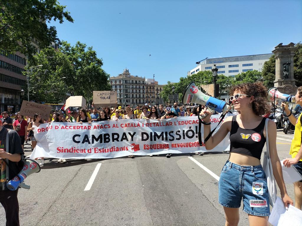SindicEstudiCat's tweet photo. Ahir milers d'estudiants i docents vam omplir els carrers de Barcelona per deixar clar que  no lluitem per molles, sinó per revertir d’una vegada i per totes les retallades i aconseguir una educació pública de qualitat! La lluita continua! #CambrayDimissió
https://t.co/CBcrP9F1fe https://t.co/bEdsB5gu3E