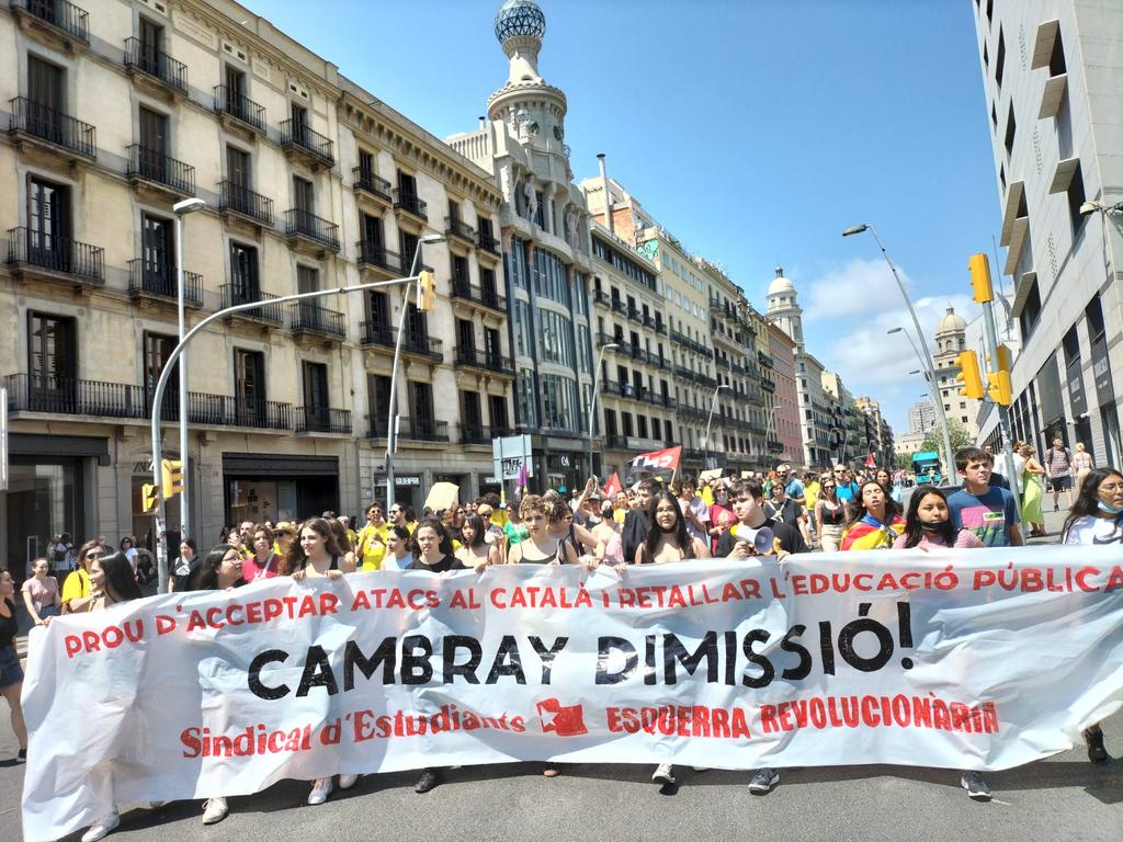 SindicEstudiCat's tweet photo. Ahir milers d'estudiants i docents vam omplir els carrers de Barcelona per deixar clar que  no lluitem per molles, sinó per revertir d’una vegada i per totes les retallades i aconseguir una educació pública de qualitat! La lluita continua! #CambrayDimissió
https://t.co/CBcrP9F1fe https://t.co/bEdsB5gu3E