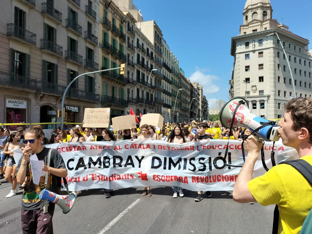 SindicEstudiCat's tweet photo. Ahir milers d'estudiants i docents vam omplir els carrers de Barcelona per deixar clar que  no lluitem per molles, sinó per revertir d’una vegada i per totes les retallades i aconseguir una educació pública de qualitat! La lluita continua! #CambrayDimissió
https://t.co/CBcrP9F1fe https://t.co/bEdsB5gu3E
