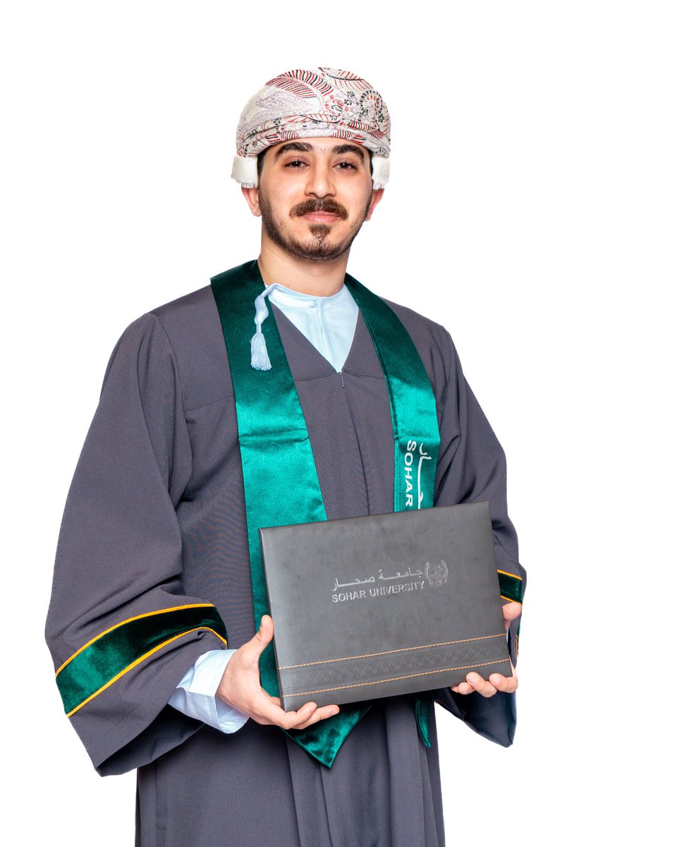 mo98_0's tweet photo. {وَآخِرُ دَعْوَاهُمْ أَنِ الْحَمْدُ لِلَّهِ رَبِّ الْعَالَمِينَ} 
الحمدلله ما ختم جهد و لا تم سعي إلا بفضله الحمدلله على التمام وحسن الختام بفضل الله تخرجت رسميا .. 

وكل سنين الجهد و الصعوبات هانت و إنطوت

انا سعيييييد جداً 🎓♥️

#فرحة_خريجي_جامعة_صحار https://t.co/iCPtFX8uy7