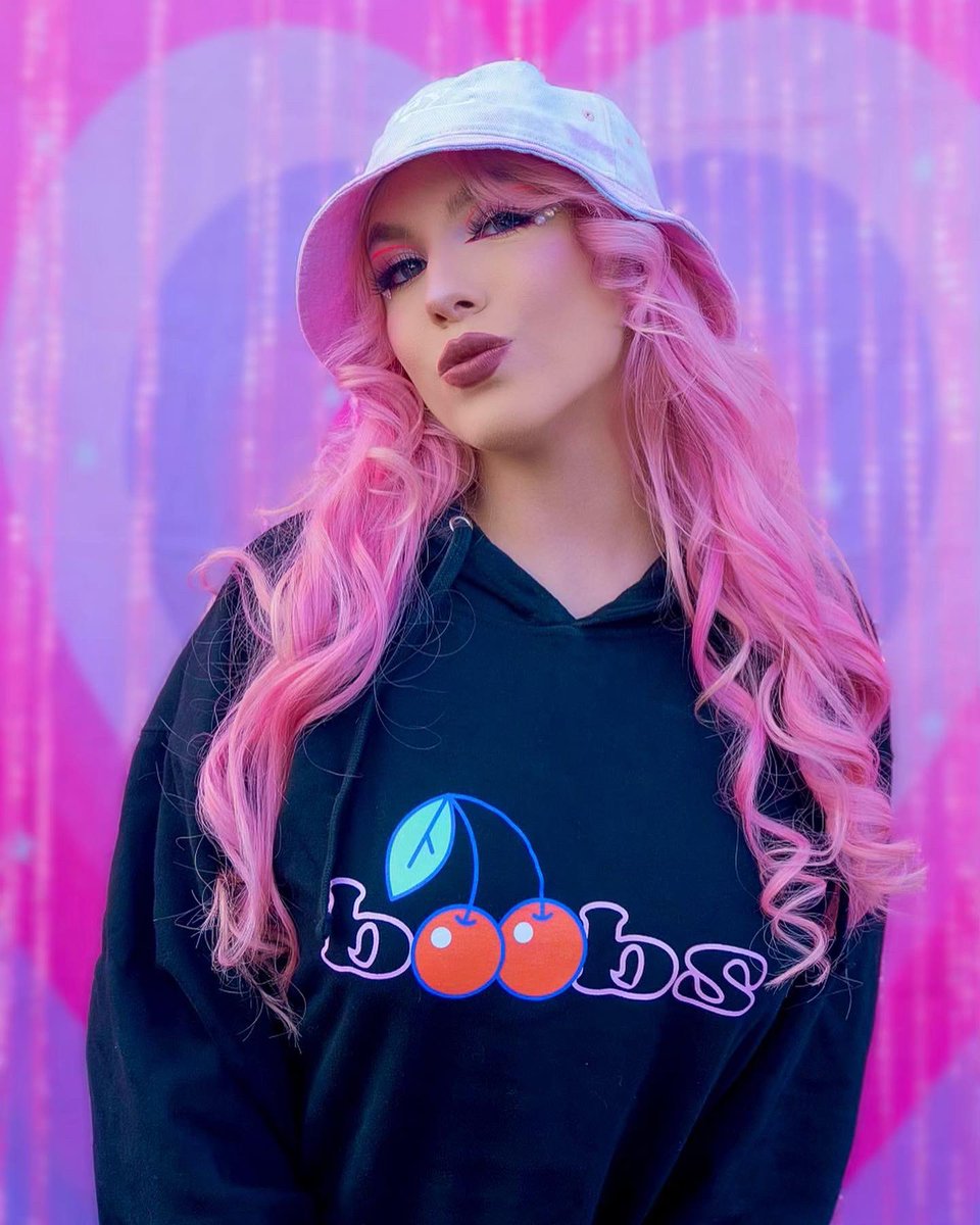 chrissychlapp's tweet photo. PRIDE MERCH OUT NOW!! 💓💓🏳️‍🌈🏳️‍🌈🏳️‍🌈🫶🏻🫶🏻 this is my most fav launch EVERRR go get ur gay little merch! https://t.co/Hc0b9sYDLO https://t.co/LbLbWObdgX