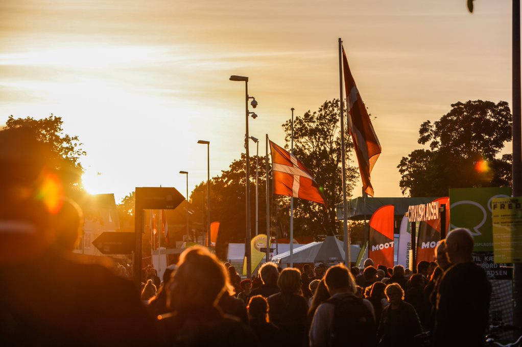 Om ganske få dage strømmer borgere og beslutningstagere til Bornholm for at fejre demokratiet og debattere samfund og fremtid☀️

Find et spændende og mangfoldigt udpluk af de 2500 events under ’Folkemødet Anbefaler’ lige her: folkemoedet.dk/program/folkem…

Vi ses på Bornholm🌼
#fmdk