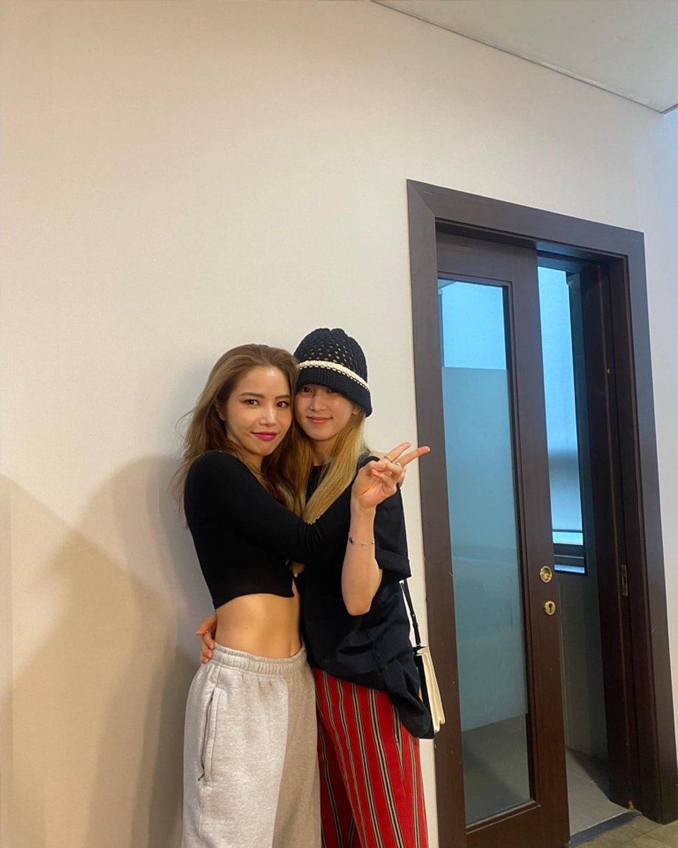 solarkeem_bot's tweet photo. [📸] 2022.06.10

mulgokizary 인스타그램 

"친구들 멋지다 멋지다💕👍 공연 너무 잘봤어!"

🔗https://t.co/LbwN0CB6vI

#솔라 #SOLAR
@RBW_MAMAMOO https://t.co/hjUnbSSJS7