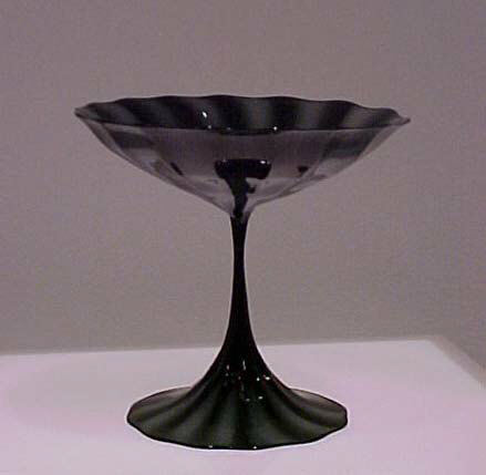 met_modernart's tweet photo. Simon Gate, "Slottsglas" Footed Bowl, 1918 #simongate #themet https://t.co/tDGUo5P0DP https://t.co/KY7qyHhqdf