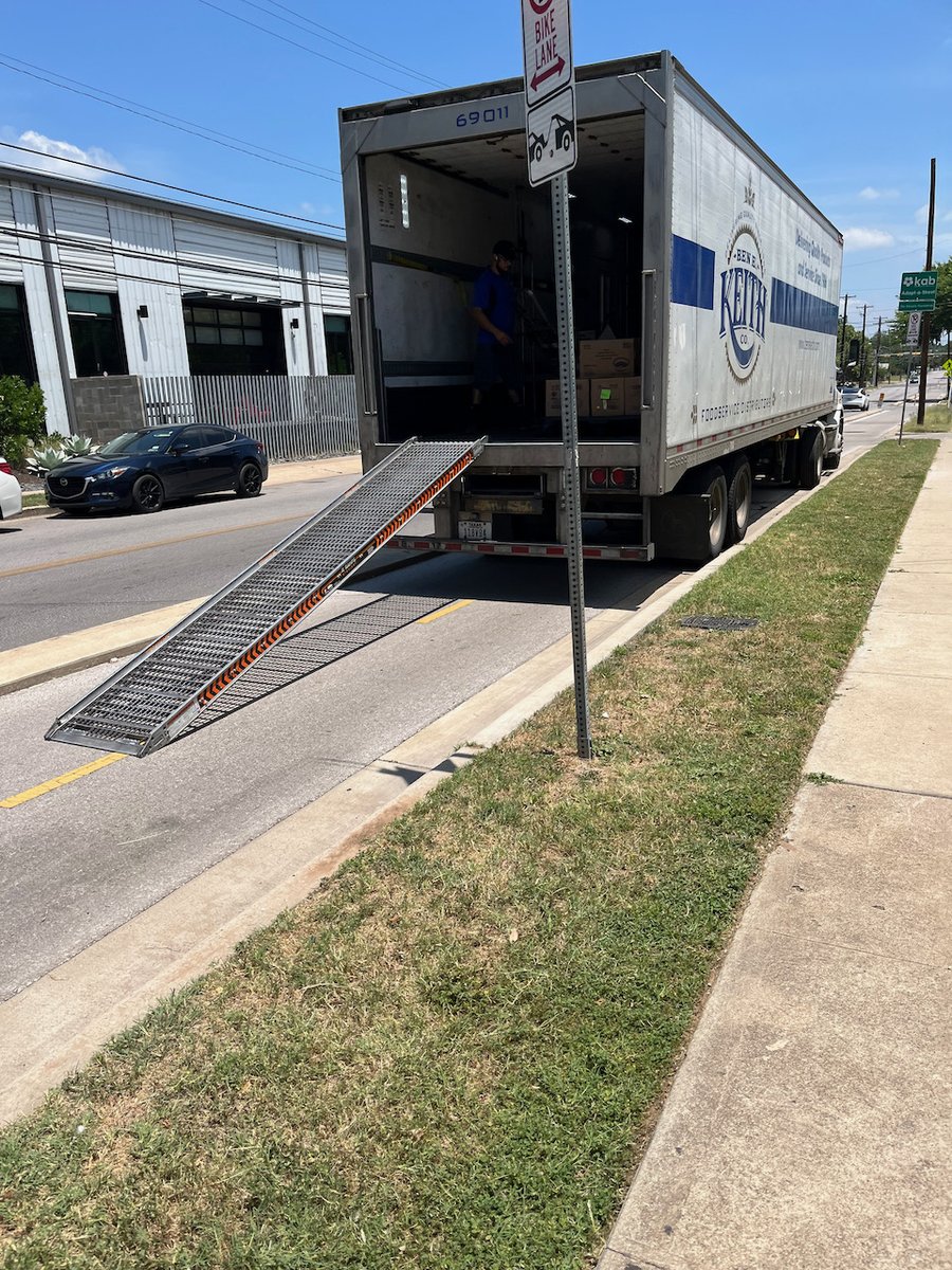 A <a href="/BenEKeithFoods/">Ben E. Keith Foods</a> truck full-on blocking the bike lane in front of <a href="/cantinaholly/">La Holly</a>, and <a href="/ATX_311/">Austin 3-1-1</a> closing the report because "No Problem Found" 🙃
