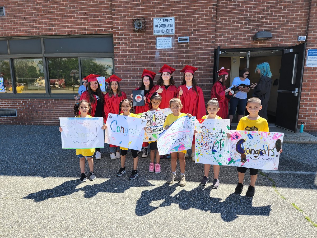 BayElementary's tweet image. Back at Bay before they graduate High School! ♥️🎓🤩 #Seniors @PatMedSchools