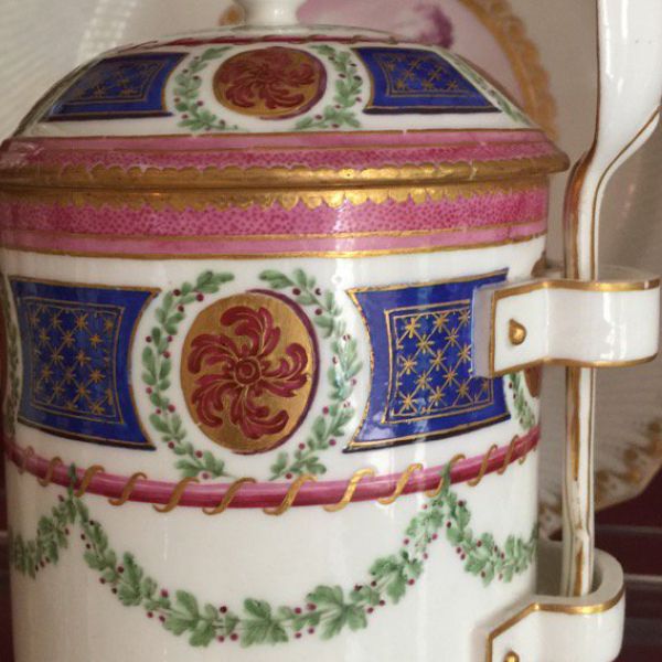 AlthorpHouse's tweet photo. A ‘pot au tabac’ @althorphouse - a tobacco pot: a generous host would encourage guests to help themselves to its contents.

#Historicalthorp #Sevres #althorphouse #althorplivinghistory #englishhistory #potautabac #historyofobjects #porcelain https://t.co/7lqNLpTS6d