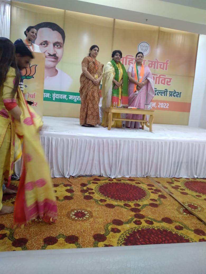 alka_gurjar's tweet photo. भाजपा महिला मोर्चा दिल्ली प्रदेश के तीन दिवसीय प्रशिक्षण शिविर मे वृंदावन में अन्तिम दिन   महिला सशक्तिकरण , मोदी सरकार में महिलाओं की योजनाओं व संगठनात्मक विषयों पर उद्बोधन दिया।@BJP4India @JPNadda  @blsanthosh @VanathiBJP   @BJP4Rajasthan @BJP4Delhi @ArunSinghbjp @chshekharbjp https://t.co/k3CFUoaQMp