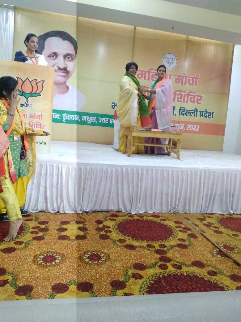 alka_gurjar's tweet photo. भाजपा महिला मोर्चा दिल्ली प्रदेश के तीन दिवसीय प्रशिक्षण शिविर मे वृंदावन में अन्तिम दिन   महिला सशक्तिकरण , मोदी सरकार में महिलाओं की योजनाओं व संगठनात्मक विषयों पर उद्बोधन दिया।@BJP4India @JPNadda  @blsanthosh @VanathiBJP   @BJP4Rajasthan @BJP4Delhi @ArunSinghbjp @chshekharbjp https://t.co/k3CFUoaQMp