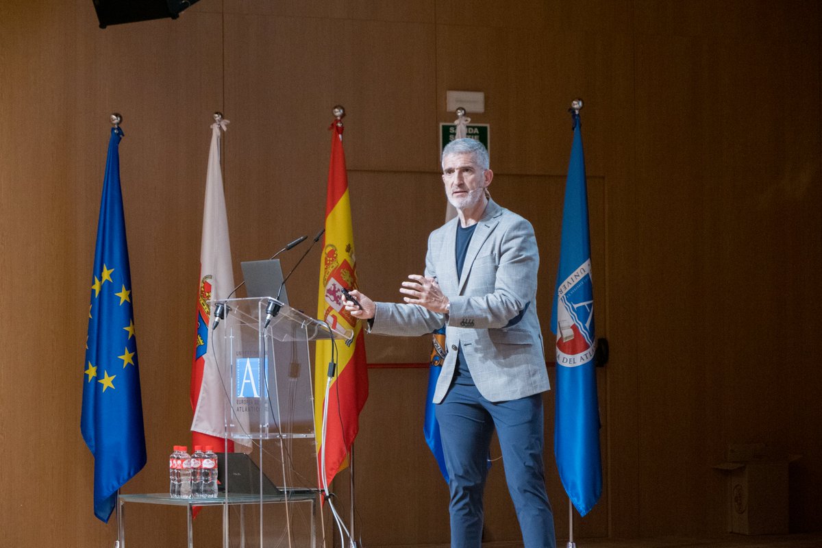 👤 Roberto Olabe, Director de Fútbol de la #RealSociedad:

🗣️ "Nos hacemos cargo del COSTE de los ESTUDIOS de todos los jugadores hasta que llegan al PRIMER EQUIPO. No sabemos si llegarán a ser futbolistas pero sí deben ser PERSONAS"

#JornadasDeActualización #EntrenadoresRFEF
