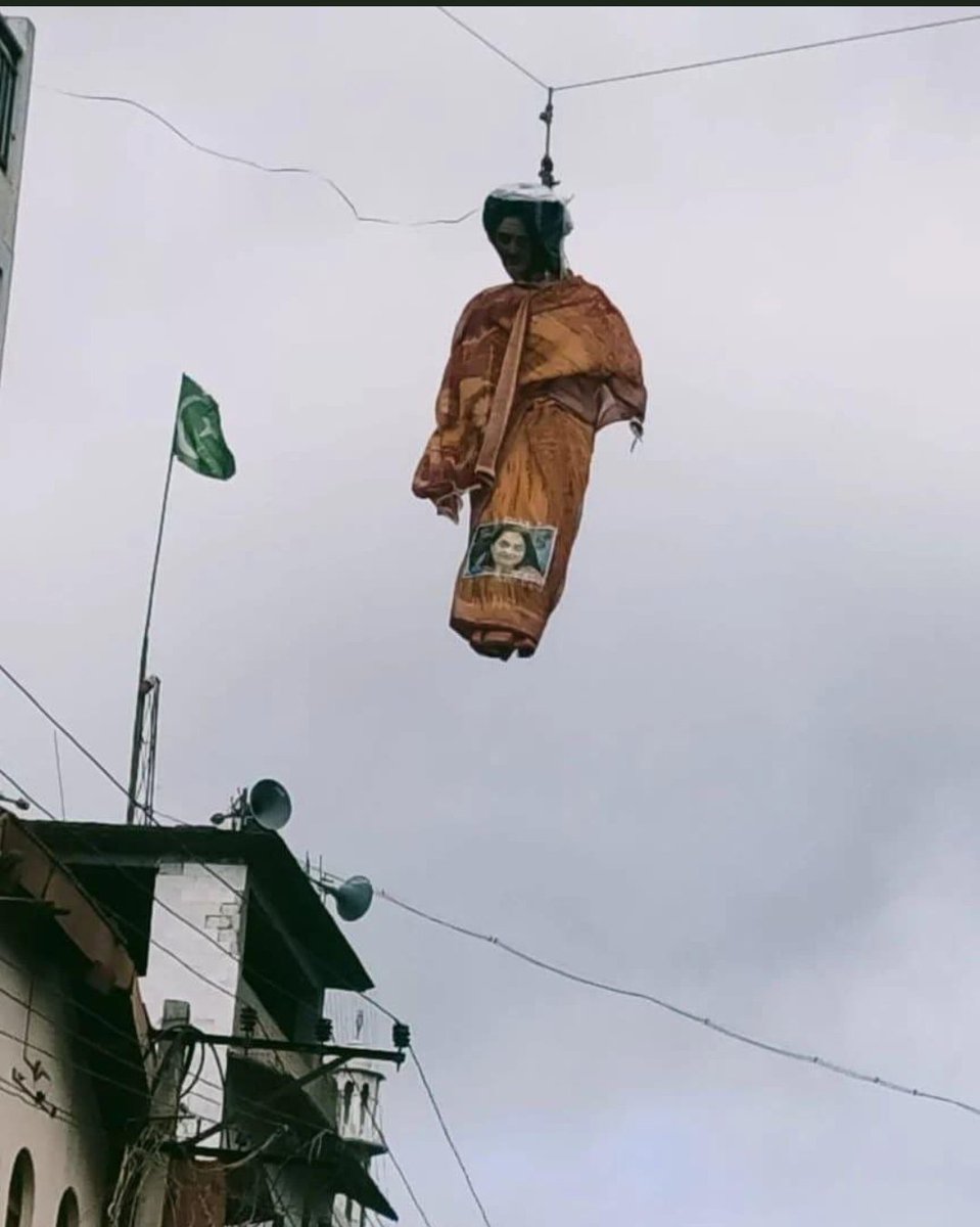 मेरा भारत कभी शास्त्रार्थ (debate/discussion) का देश हुआ करता था।
लोकतंत्र और संविधान ने मुझे ये दिया।
... #भारत स्वयं साक्षी है कि लोकतंत्र के चारों स्तम्भ इस अनाचार पर मौन रहकर इसके साथ हैं।
#भारत_हार_गया