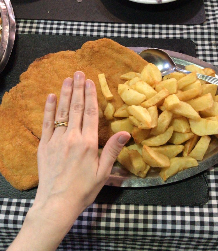 “Non ho molta fame – prendo solo una cotoletta di pollo con patate”

La cotoletta: