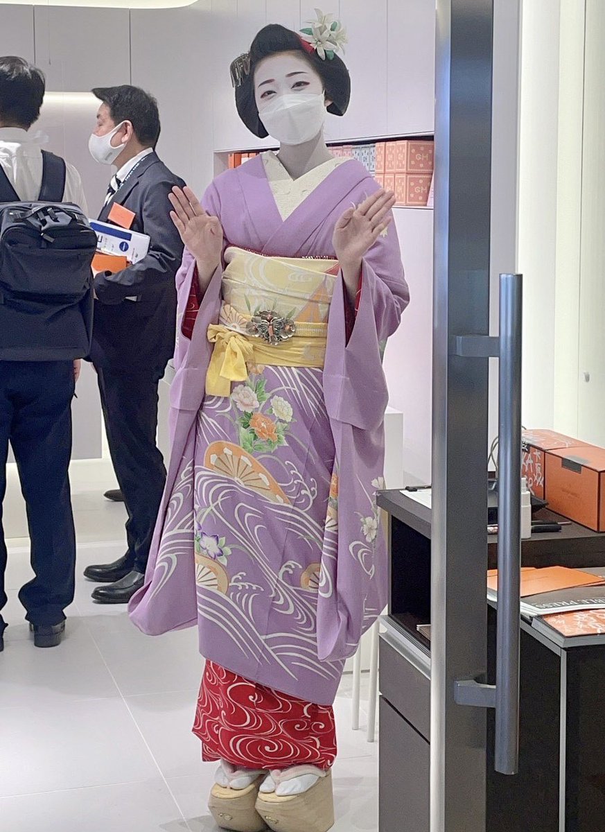 hidet19564's tweet photo. 三番街グランマーブルのプレオープン
舞妓さんのマーブルクランチ買って
帰り際、とし七菜ちゃんのお見送り😍
#舞妓 #宮川町 #とし七菜ちゃん
白百合の花簪がよく似合ってた https://t.co/sSUm3xSR2U