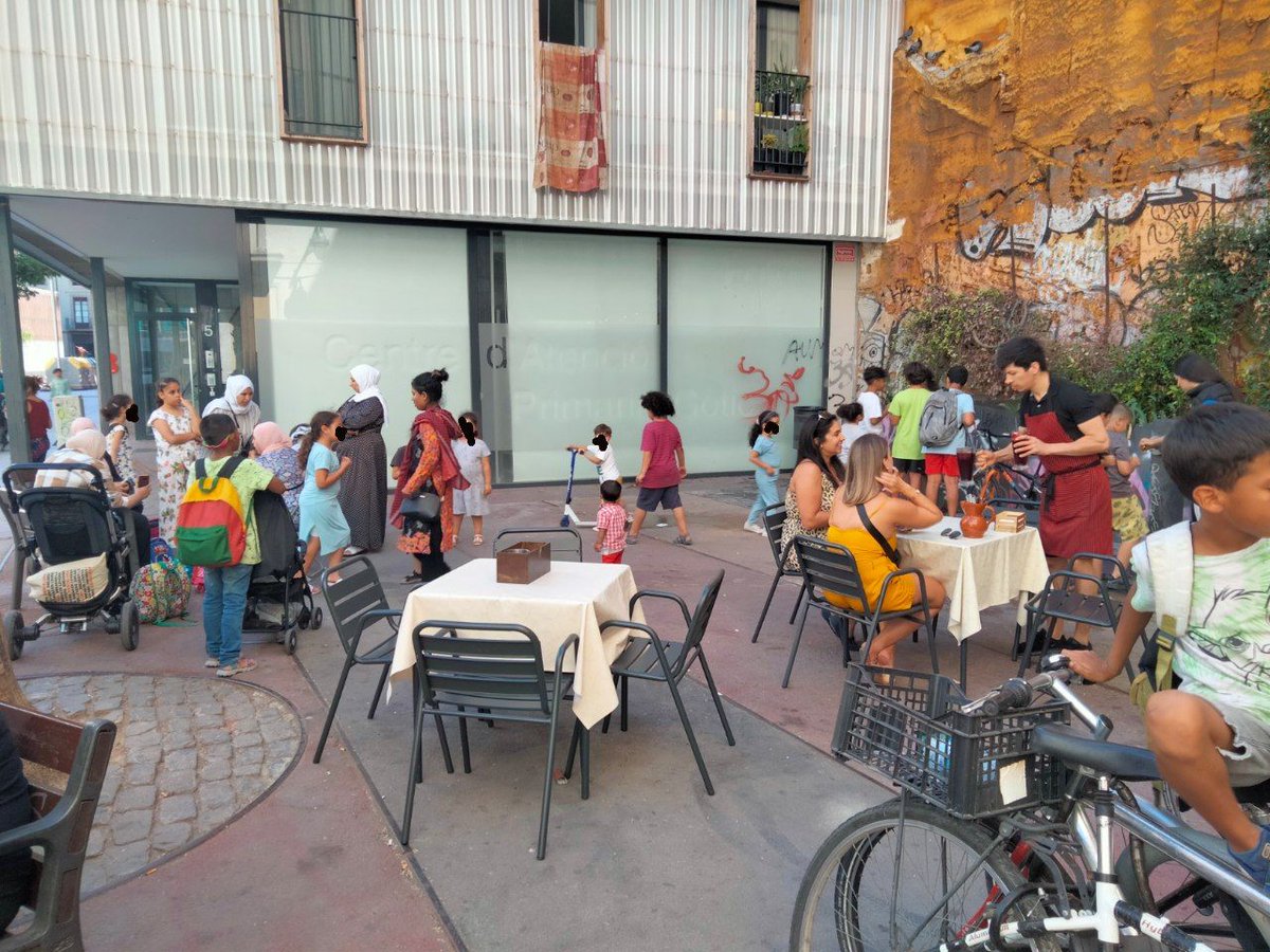 AVVBarriGotic's tweet photo. El @bcn_ajuntament reurbanitza la placeta davant de l'@escolaDrassanes i el @ASGabella amb una font i cadires.

El dia que s'inaugura hi apareix una terrassa per turistes atorgada pel mateix @bcn_ajuntament.

1 any després, la terrassa segueix robant l'espai a infants i famílies. https://t.co/LZAdsh3lmt