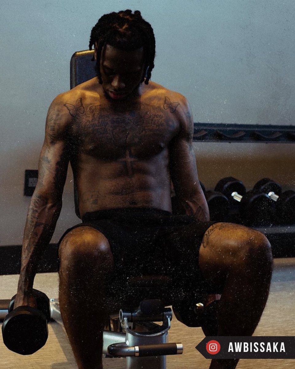 ManUtd's tweet photo. Putting in work during the off-season 😤💪

📸 @AWBissaka

#MUFC https://t.co/EiigHl3pW4
