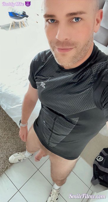 Couldn’t find my gym shorts ? should I go this way for training? ???

- RT if I should go without pants