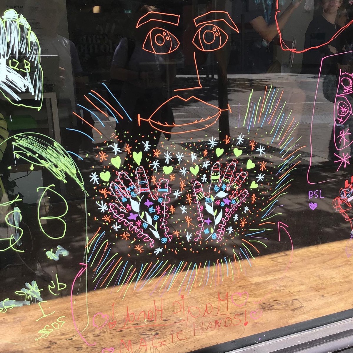 DeafAcademy's tweet photo. Deaf Academy students had a fantastic time at an exhibition in Exeter called ‘The Art of Signing Hands’ which was led by Deaf artists.

Students were able to explore freedom through art and some of their work will be featured in the final exhibition @MaketankExeter 🎨🤩 https://t.co/3Z25CP0TwJ