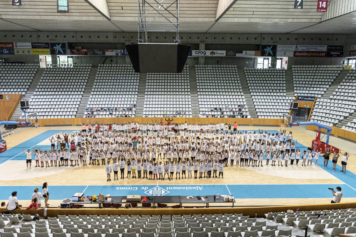 BasquetGirona's tweet photo. 𝗘𝗟 𝗕𝝠̀𝗦𝗤𝗨𝗘𝗧 𝗤𝗨𝗘 𝗦❤️𝗠
🇬🇧⛹️♀️ Aquest matí ha conclòs a Fontajau la quarta edició del #BGMindsetProgram, que promou l'anglès i l'esport amb el suport de @caixabank_cat 🫂
👏 Gràcies a tots els centres que heu col·laborat. Som-hi Girona! 🔴⚪️
#CreixemJunts 🤝 https://t.co/LsGsh7UVqj