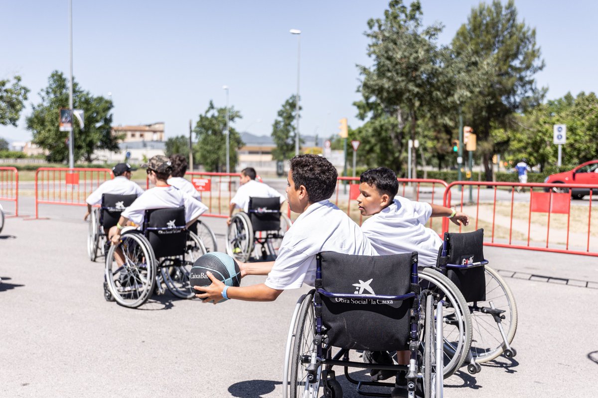 BasquetGirona's tweet photo. 𝗘𝗟 𝗕𝝠̀𝗦𝗤𝗨𝗘𝗧 𝗤𝗨𝗘 𝗦❤️𝗠
🇬🇧⛹️♀️ Aquest matí ha conclòs a Fontajau la quarta edició del #BGMindsetProgram, que promou l'anglès i l'esport amb el suport de @caixabank_cat 🫂
👏 Gràcies a tots els centres que heu col·laborat. Som-hi Girona! 🔴⚪️
#CreixemJunts 🤝 https://t.co/LsGsh7UVqj