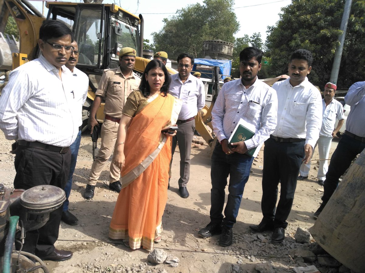dmballia's tweet photo. सुगम जलनिकासी हेतु एनसीसी तिराहा-कुँवर सिंह चौराहा-विकास भवन होते हुए कटहल नाला तक हो रहे नाला निर्माण कार्य की प्रगति देखी। धीमा कार्य होने पर लोनिवि के सम्बंधित इंजीनियर व ठेकेदार को चेतावनी दी गई। मजदूर व संसाधन बढ़ाकर शीघ्र कार्य में तेजी लाने को कहा गया।
@UPCMOffice
@UPGovt https://t.co/rCTKRk1A8t
