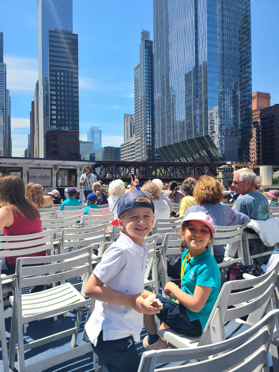 BISCLPYear1's tweet image. A beautiful day to set sail in our beautiful city of Chicago for the #terrifictigers! ☀️ 🛥 🌊 @BISCLincolnPark #NAEBeAmbitious