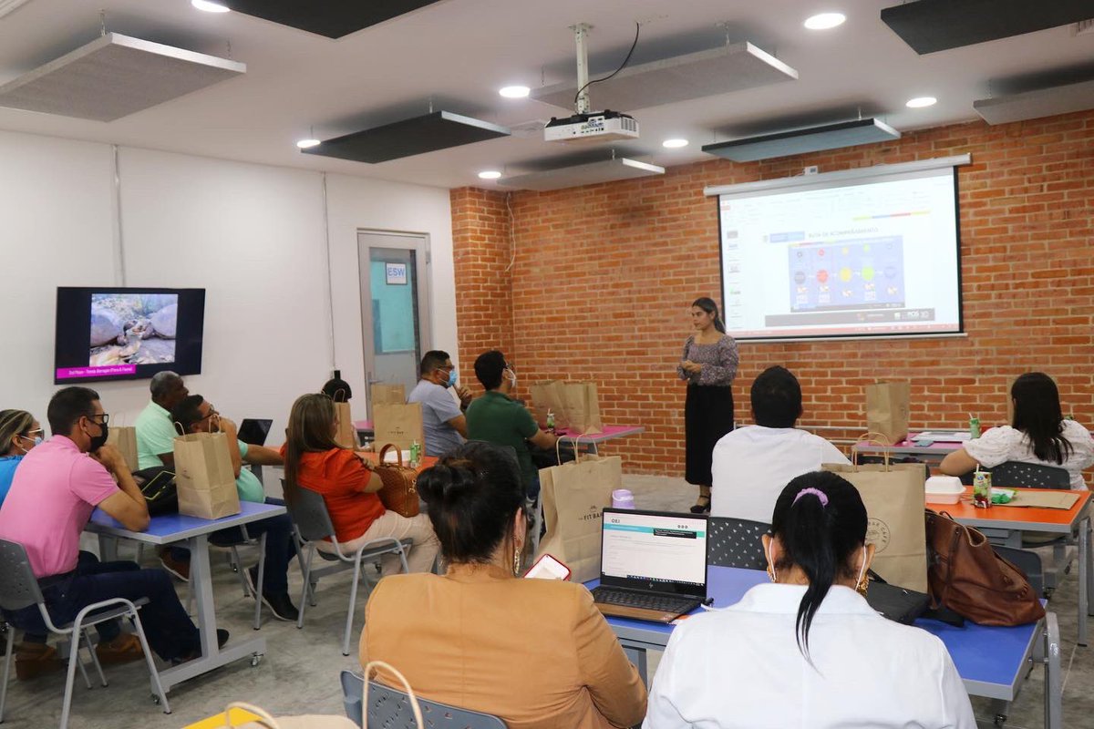 Altamiraedu's tweet photo. ¡Lo que empezó como una visión STEAM hoy se materializa en realidades de innovación! Recibimos  en nuestro INNOVATION CENTER la visita de los miembros de la iniciativa “Barranquilla Territorio STEM+” liderada por el Ministerio de Educación y la @SecEducacionBAQ https://t.co/eWqs67SVRe