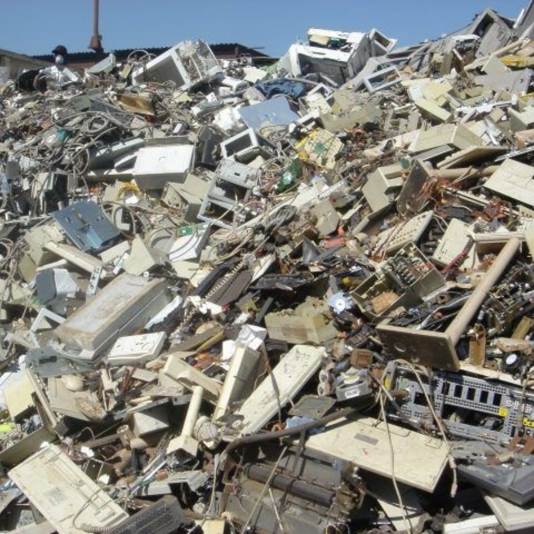 #DidYouKnow? Millions of tons of trash, including #eWaste, goes into the ocean every year?This includes: phones📱, laptops💻,TVs📺 etc. E-waste is highly toxic due to chemical components such as #copper,#mercury which contaminate water & affect #marinewildlife. 📷Pinterest