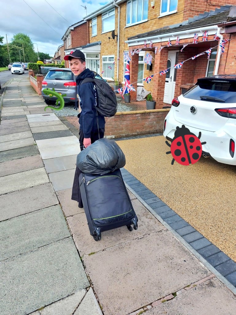 gerty32's tweet photo. @StMarysBB18 @livingstreets Here I am walking to school with my case for our Y6 residential. #walktoschool https://t.co/M593nWAhUK