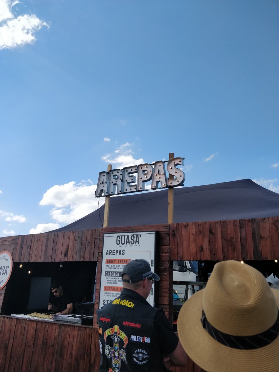 franinconverse's tweet image. There are arepas at Download. I am happy😍 @GUASALONDON #DownloadFestival