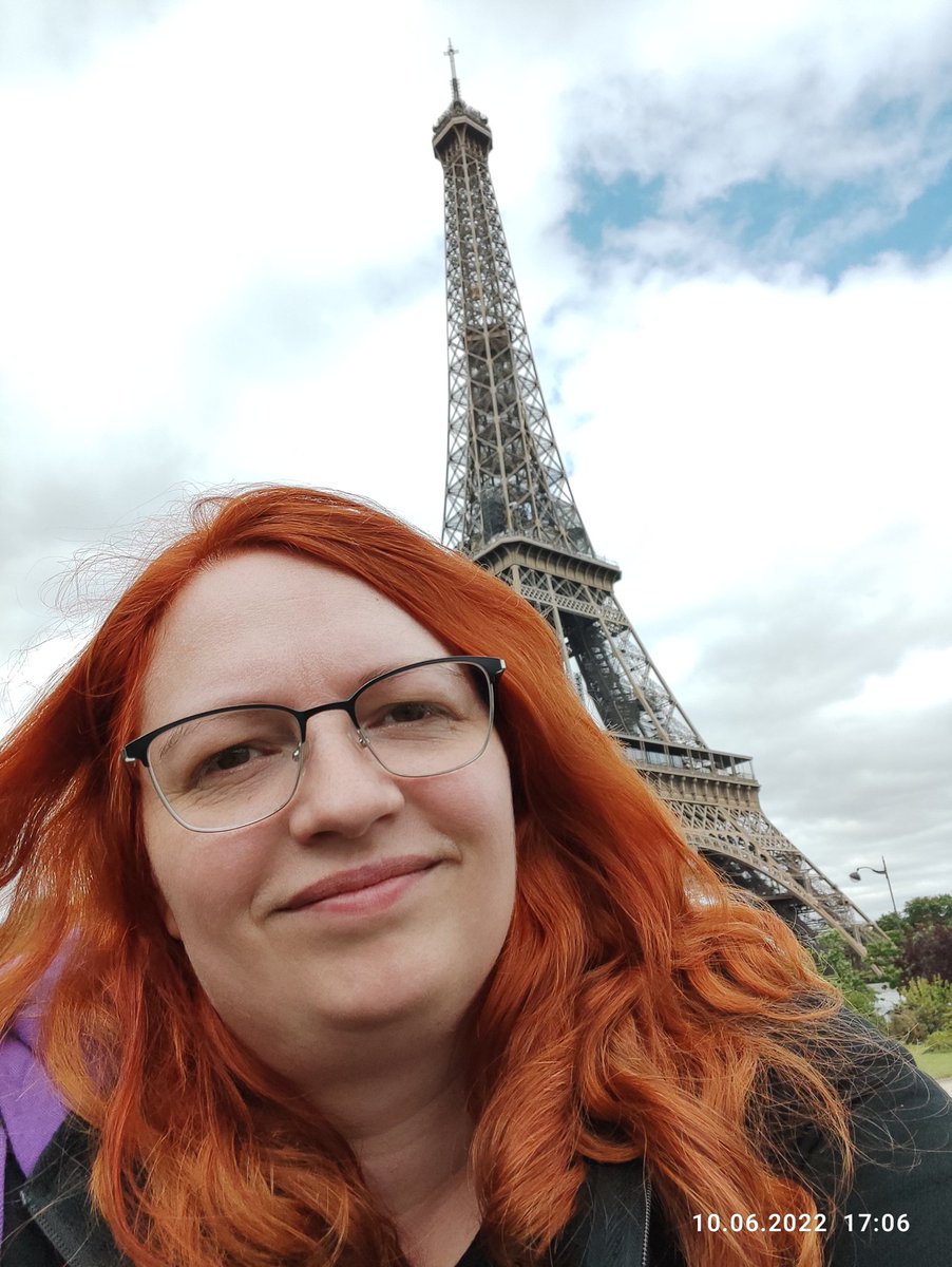 Tiffy1307Steph's tweet photo. Arrived safely in Paris,found my friend, found the hotels, a supermarket and now resting near the Eiffel Tower until it's time for registration. #Shadowshunters #Thos4 https://t.co/r8KgCLQUi1
