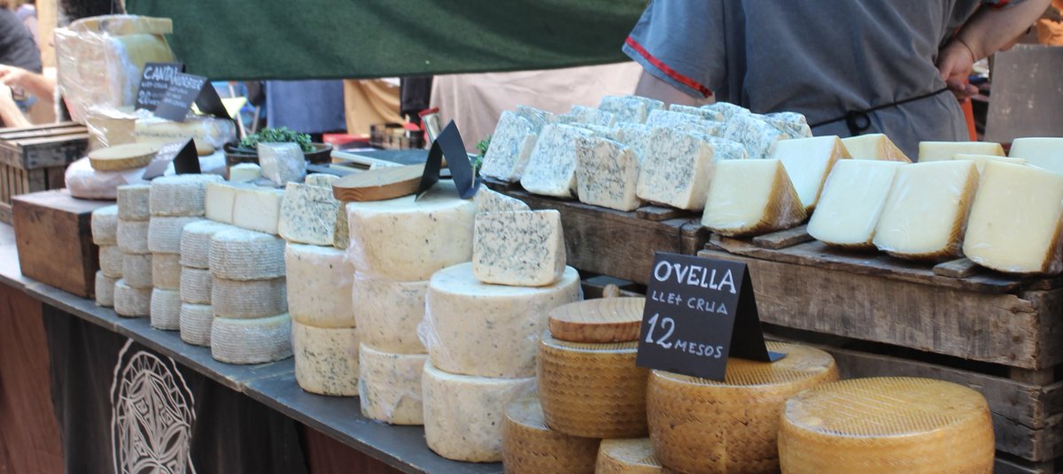 CNCastrosIdea's tweet photo. Learning about the best way to store cheese: wrap it in wax/butcher paper, in veggie drawer, ziplock or lidded container. #californiacheesetrail https://t.co/zaNqu5kN0g