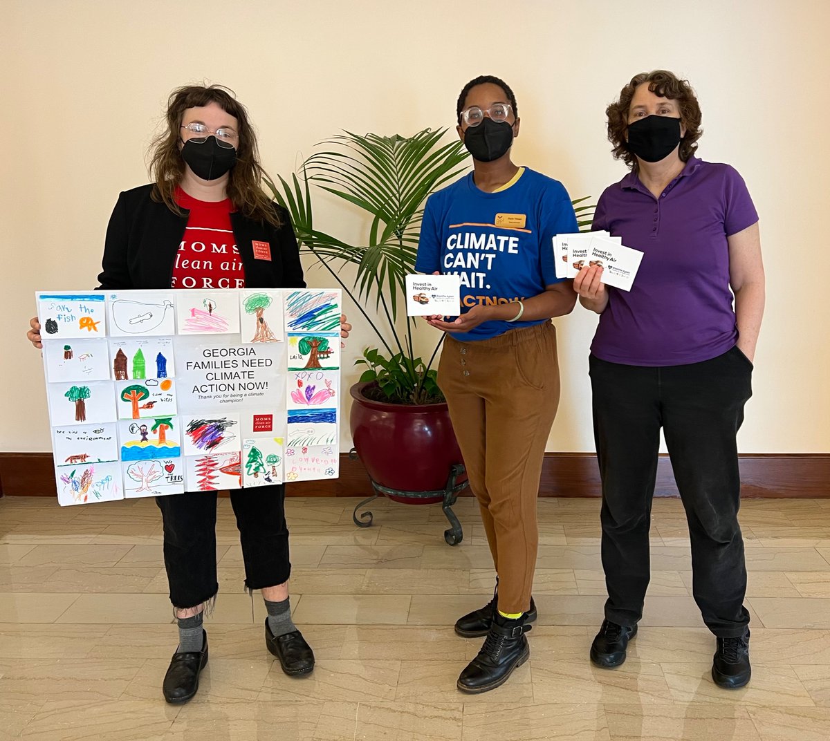 Today @mocleanair,  @GeorgiaIPL and @CleanAirMoms_GA   delivered postcards to @SenatorWarnock asking for more funding for #EVschoolbuses! #EV schoolbuses are better for kids health and learning! #post4theplanet #cleanair4kids #CleanAir #ClimateAction