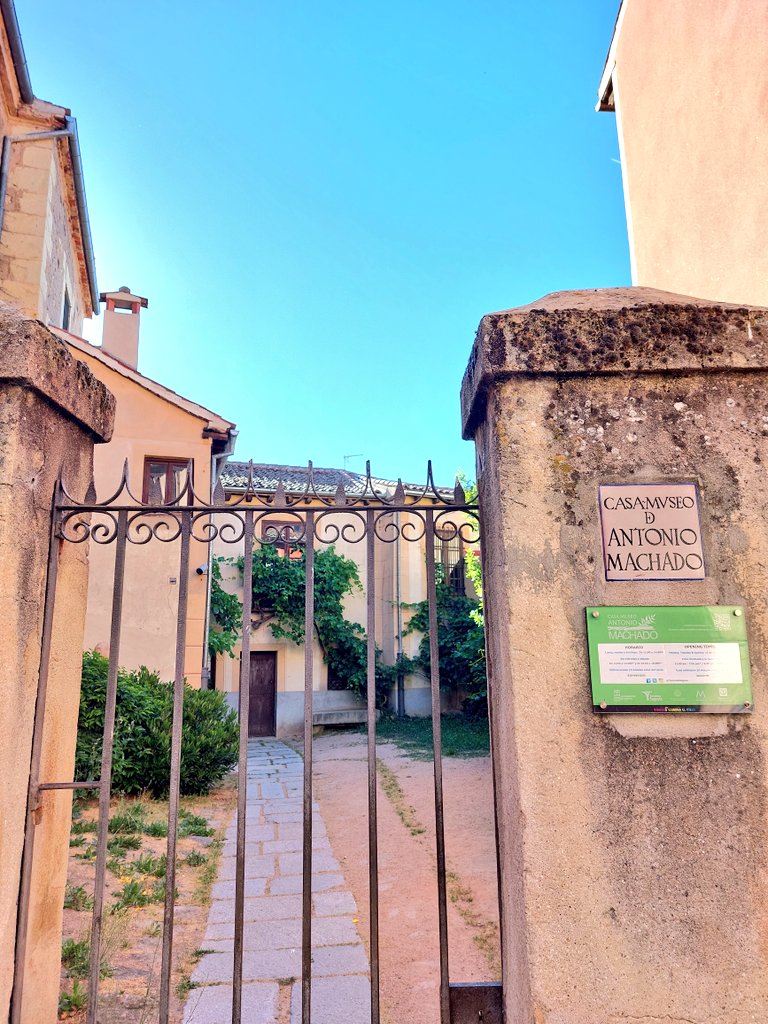 Me acabo de enterar que Antonio Machado fue profesor de mi abuelo...