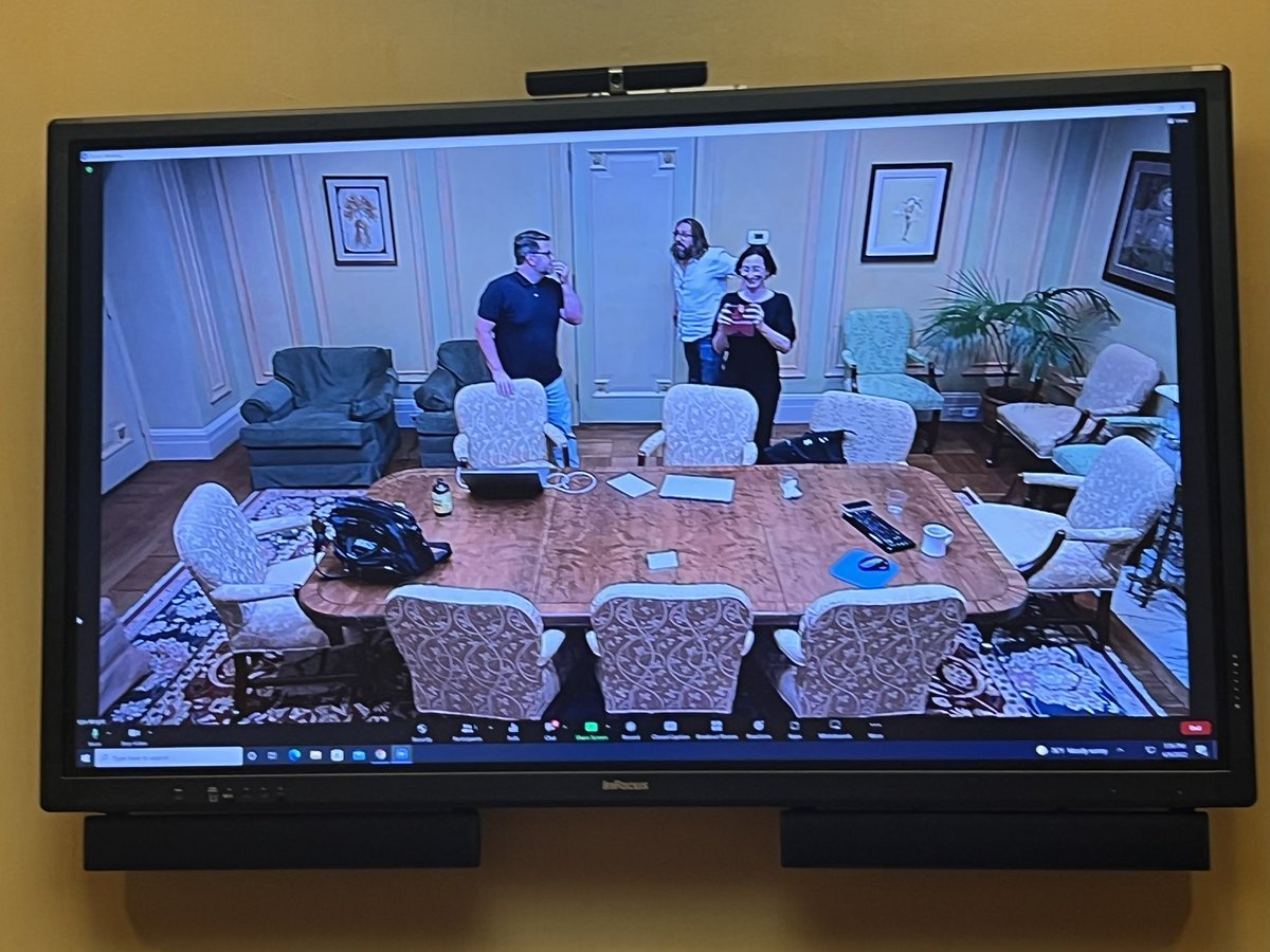 immersiveriggs's tweet photo. Not your normal tech conference room. Exciting things ahead for Odeon Theatrical @robauten @HexagramIO & Kyle Wright @ShubertOrg #LPXR #theater #AR #femalefounder #womenintech https://t.co/r1kwU9m3ZN