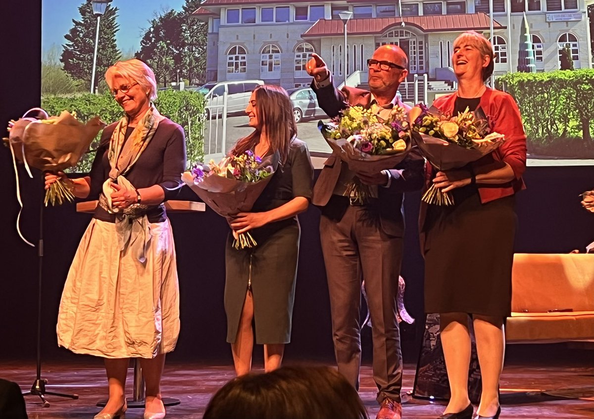 Een mooi afscheid van bevlogen, betrokken en vooral geweldige wethouders. Een plezier en eer om met jullie te mogen werken. Veel dank <a href="/songulmutluer/">Songul Mutluer</a> @twithouder <a href="/ABaerveldt/">Annette Baerveldt</a> <a href="/RitaNoordzij/">Rita Noordzij</a> #zaanstad