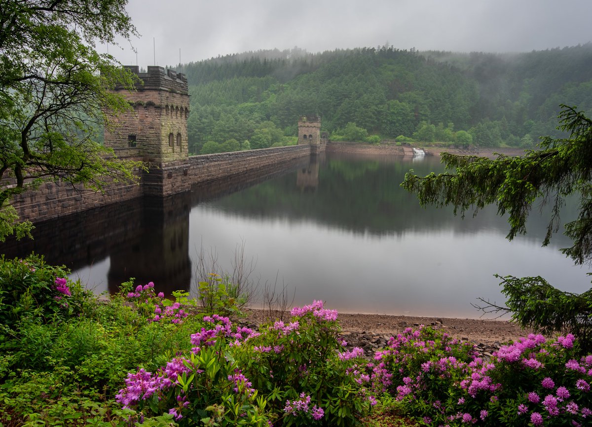 PhotosbyRobG's tweet photo. Derwent dam in the Peak District on a very wet and misty morning this week. Where the dambusters practiced their bombing raids in WWII. #ThePhotoHour #StormHour #vpdd #peakdistrict #photooftheday #photography https://t.co/1uBw0NtIZ3