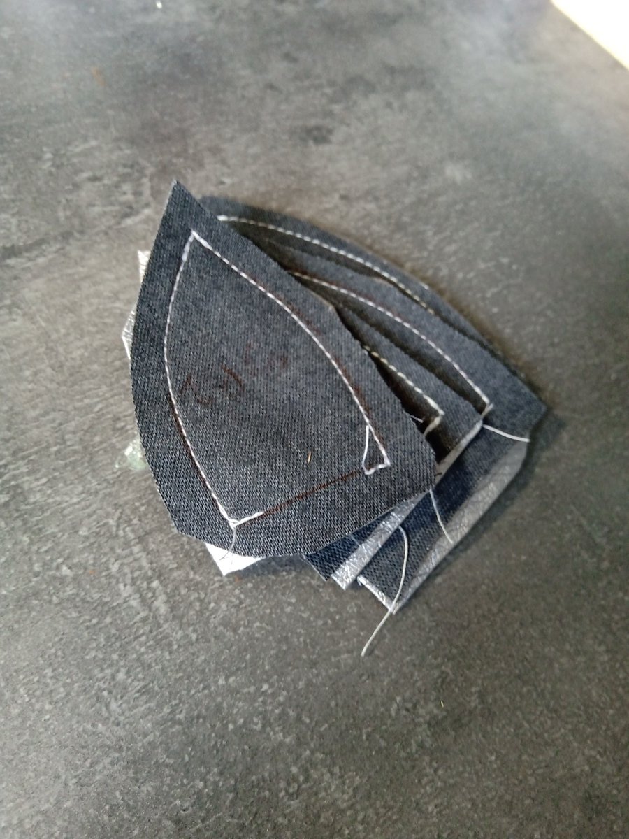 AroZeph's tweet photo. Et voilà les petites écailles des épaulettes ! Que j'ai fait en skaï argenté double sur lui même , chaque patron d'écailles devait être fait 8 fois 😅
#fridaywip https://t.co/gt9NvUZDXd