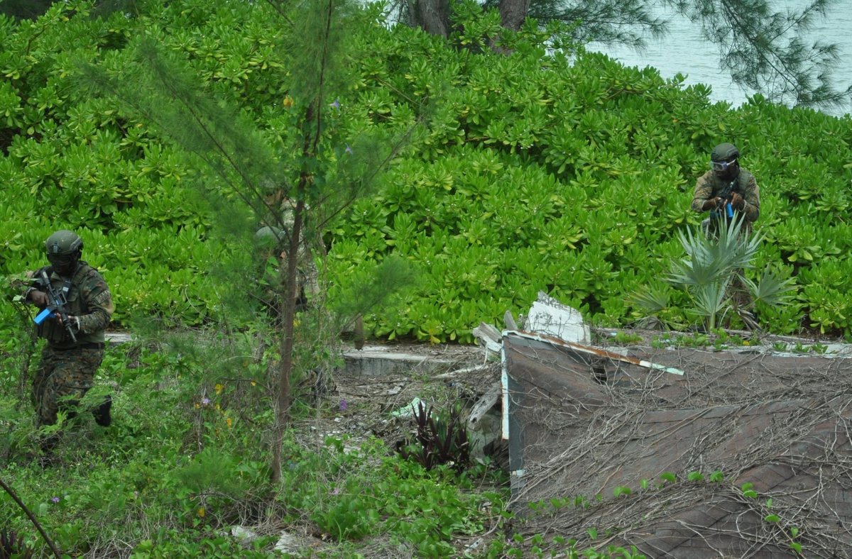 socnorth's tweet photo. #20thSFG and #RBDF members finished their JCET in Nassau, Bahamas, with a culmination exercise which included an open water interdiction, assault on a targeted building, and a base-wide active-shooter scenario. #SOCNORTH #SOF #SpecialForces #GreenBerets #USSOCOM https://t.co/j7xA3MYfDt
