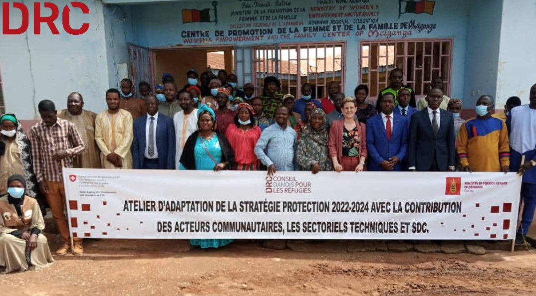 (2/2) Pour le lancement du projet, un atelier stratégique de #protection réunissant les équipes de <a href="/DRC_ngo/">Danish Refugee Council</a>, la représentante de <a href="/SwissDevCoop/">Swiss Development and Cooperation</a> au Cameroun, les acteurs communautaires de la région et les partenaires sectoriels techniques a été organisé fin avril 2022.