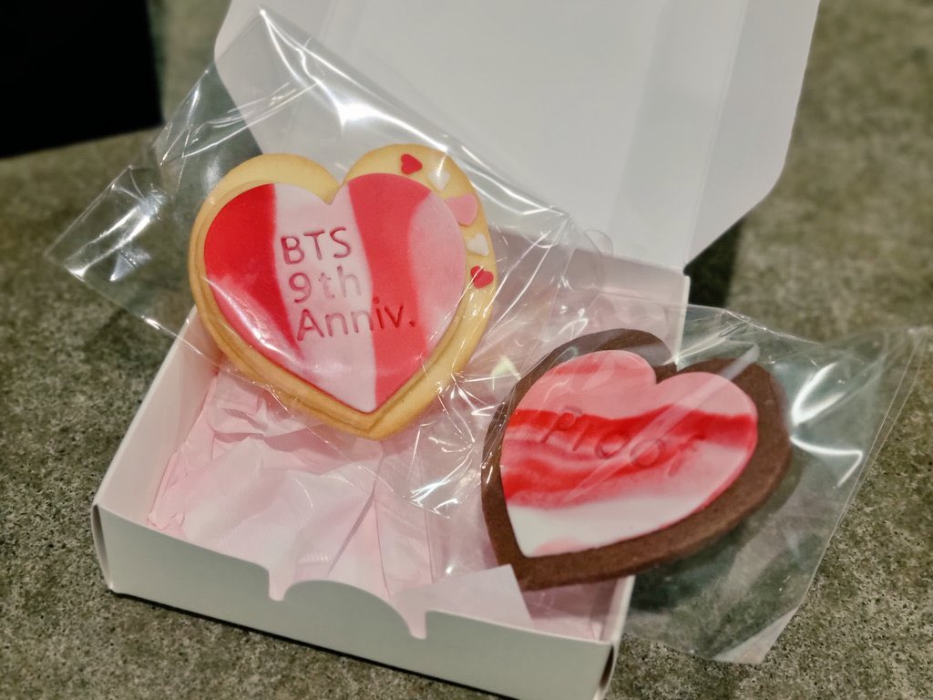 GirlWithLuv_24's tweet photo. @BTS_twt They gave Gifts to ARMYs at the music bank pre-recording today
-9 year anniversary cookies
-Buly ARMY engraved balm and mini cream
-bouquet
-bts cold brew coffee

��😭😭 https://t.co/5WY842Poli